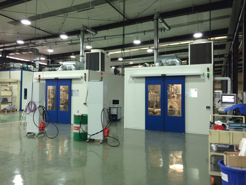 Motorenprüfstände nebeneinander